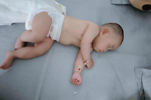 梅河口宝宝胳膊上起红疙瘩